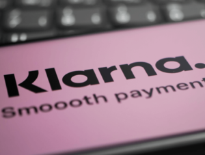 Logo des Zahlungsdienstes Klarna auf einem Smartphone