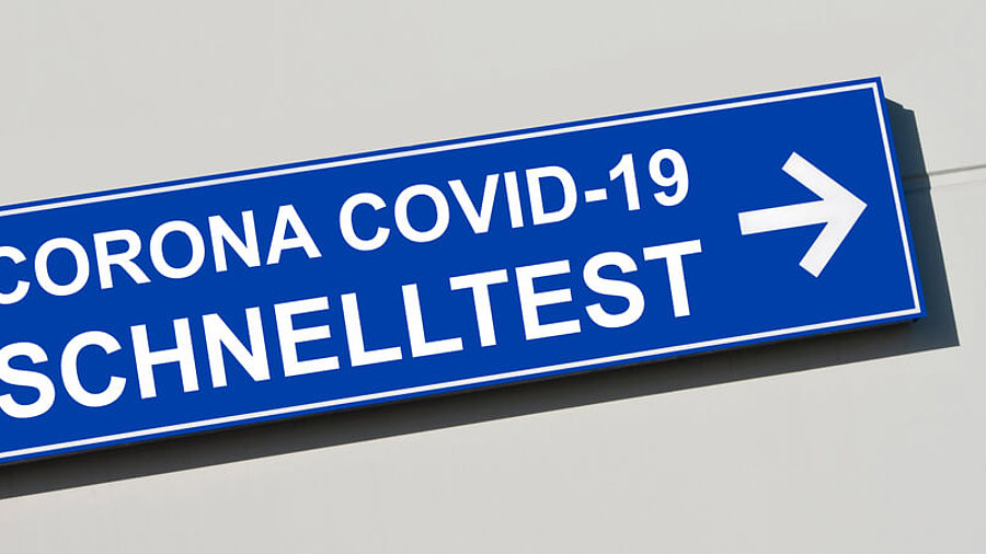Schild mit Aufschrift "Corona Covid-19 Schnelltest"