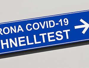 Schild mit Aufschrift "Corona Covid-19 Schnelltest"