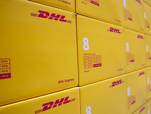 Gestapelte Pakete mit DHL Express Logo