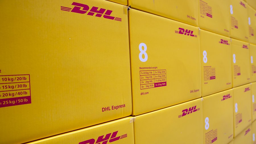 Gestapelte Pakete mit DHL Express Logo