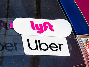 Uber und Lyft Sticker am Auto