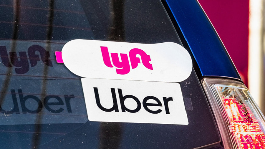 Uber und Lyft Sticker am Auto