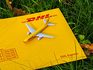 DHL express Flugzeug und Umschlag