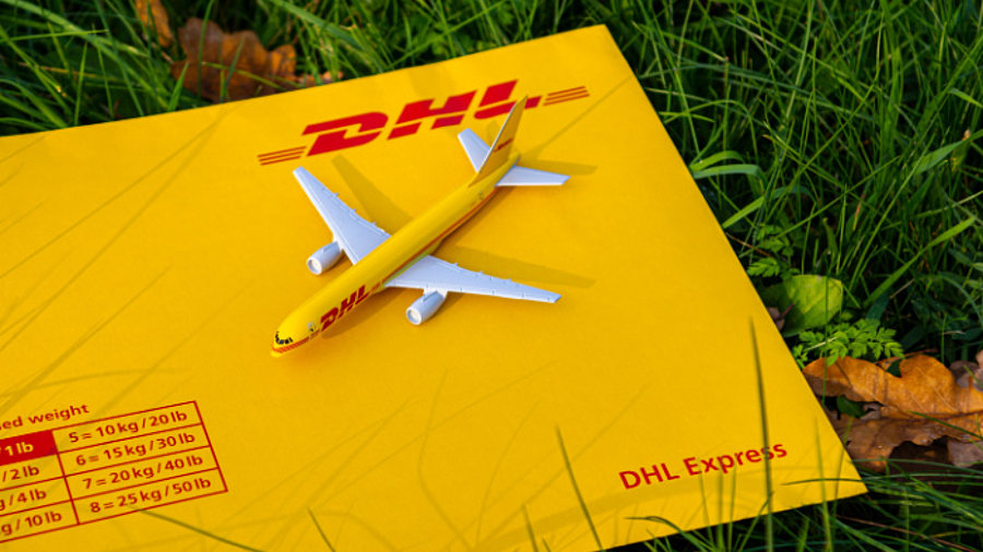 DHL express Flugzeug und Umschlag