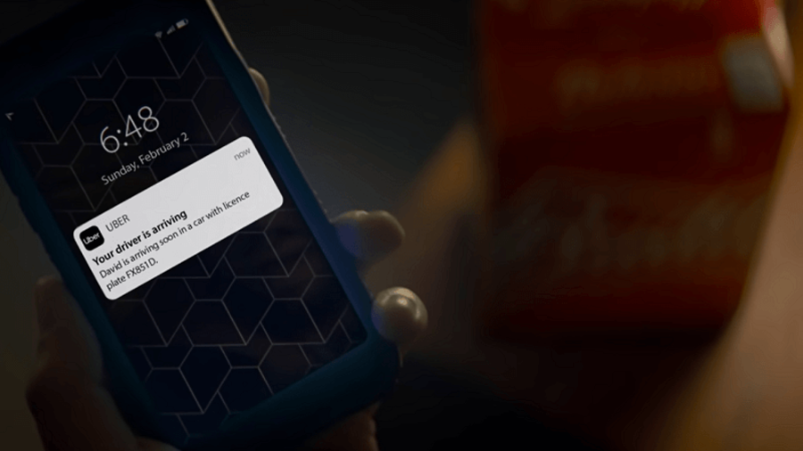 Uber-Message "Fahrer ist da" im Budweiser-Werbespot