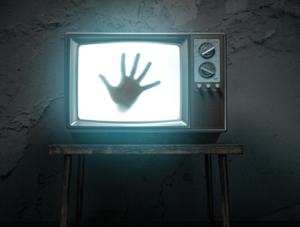 Horrorfilm: Dunkle Hand in einem Fernseher