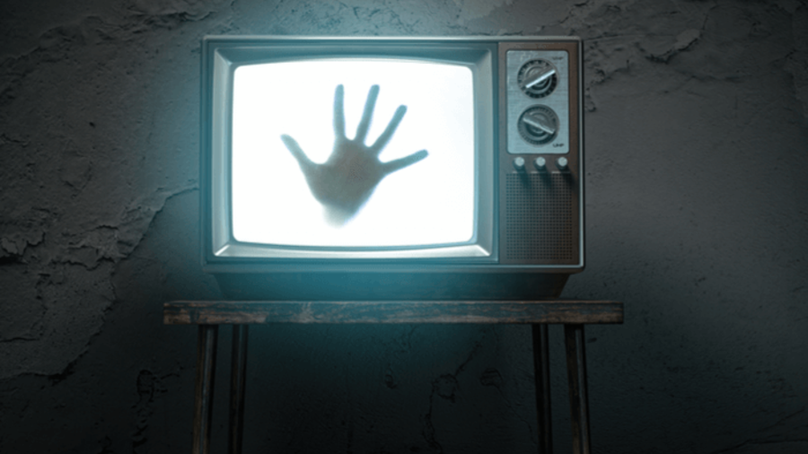 Horrorfilm: Dunkle Hand in einem Fernseher