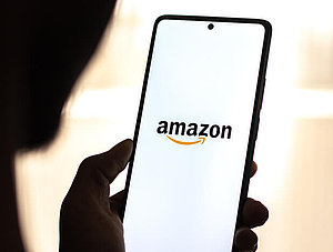 Mensch mit Amazon auf Smartphone