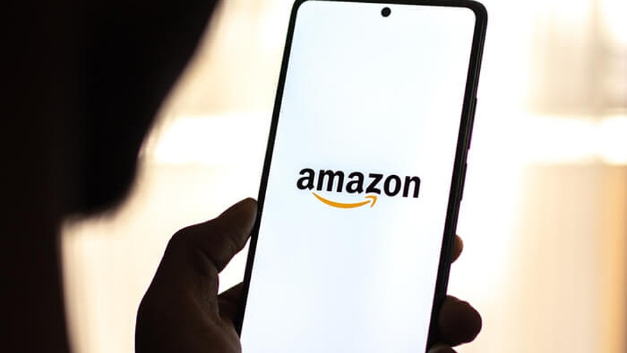 Mensch mit Amazon auf Smartphone