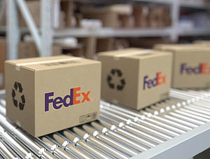 FedEx-Pakete auf Band