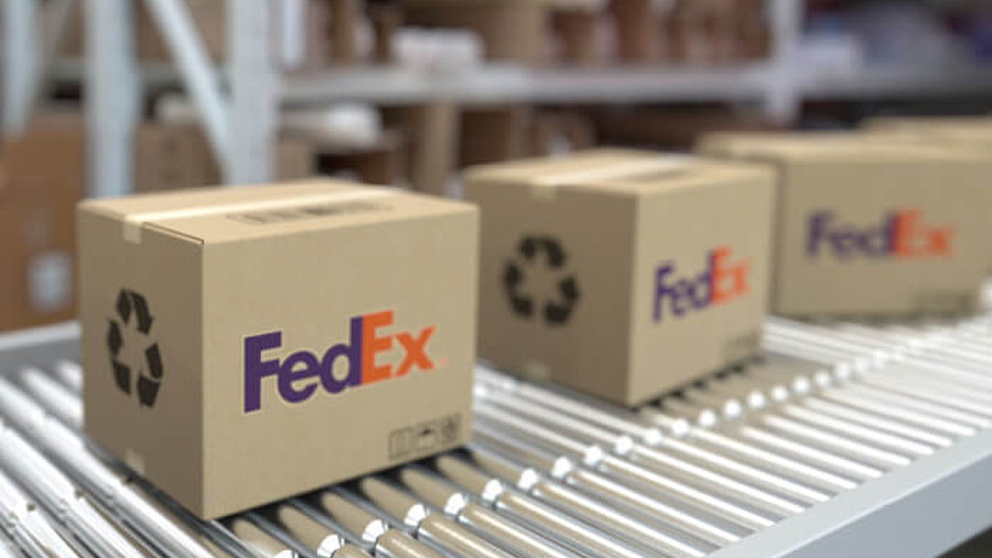 FedEx-Pakete auf Band