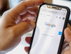 H&auml;nde halten Smartphone mit Google-Suche