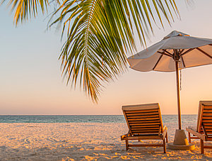 Sonnenliegen am Strand