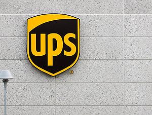 UPS-Logo an Wand