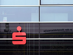 Sparkassen-Logo an einer Fassade