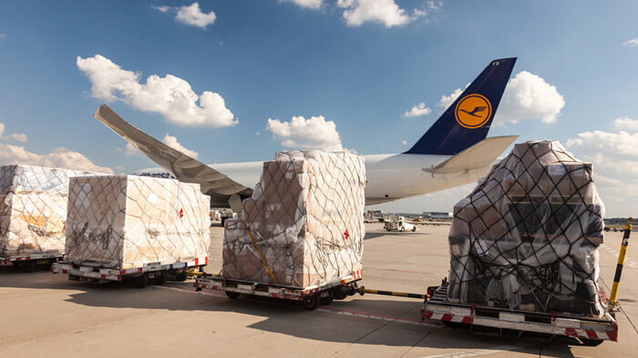 Lufthansa Cargo Beladung am Frankfurter Flughafen