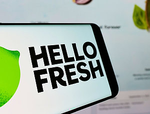 Hello Fresh Logo auf Smartphone und Website im Hintergrund