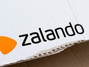 Zalando-Logo auf einem offenen Paket