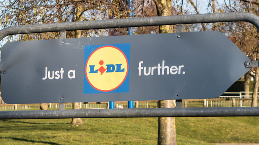 Schild mit "Just a Lidl further"