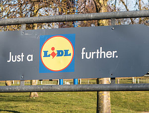 Schild mit "Just a Lidl further"