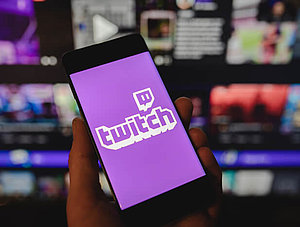 Twitch-Logo auf einem Smartphone