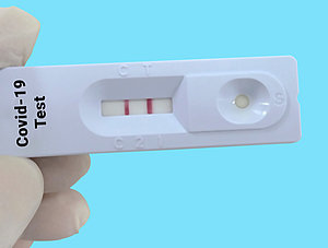 Positiver Coronaschnelltest in Hand