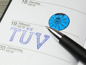 Das Wort TÜV wurde im Kalender markiert