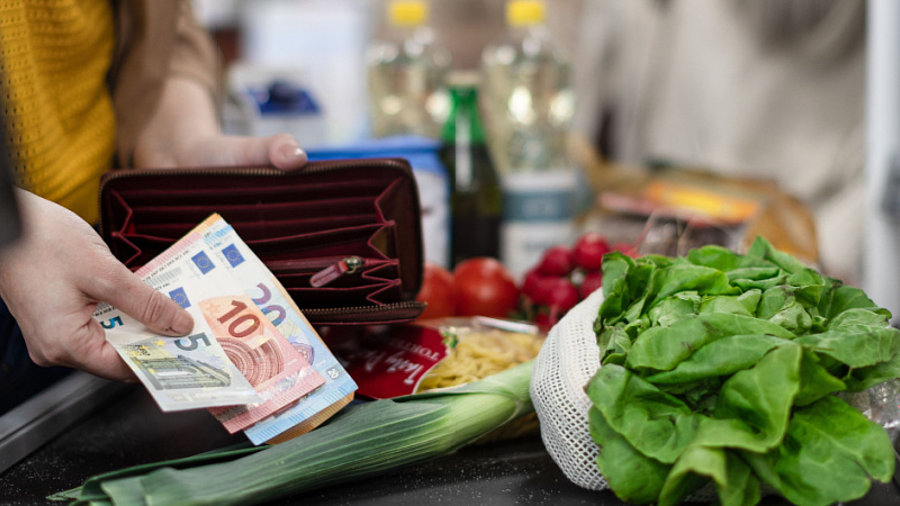 Lebensmitteleinkauf an der Supermarktkasse