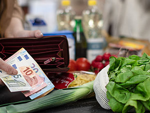 Lebensmitteleinkauf an der Supermarktkasse