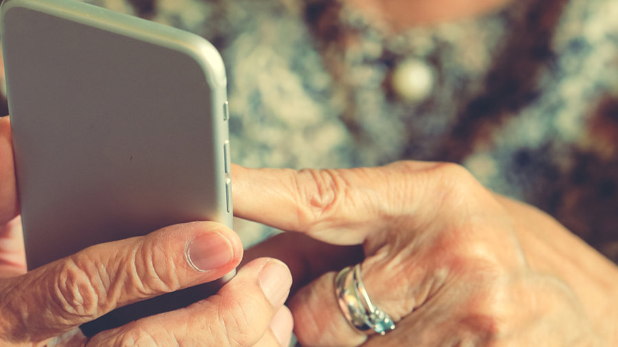 &Auml;ltere Dame mit Smartphone