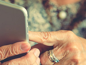 &Auml;ltere Dame mit Smartphone