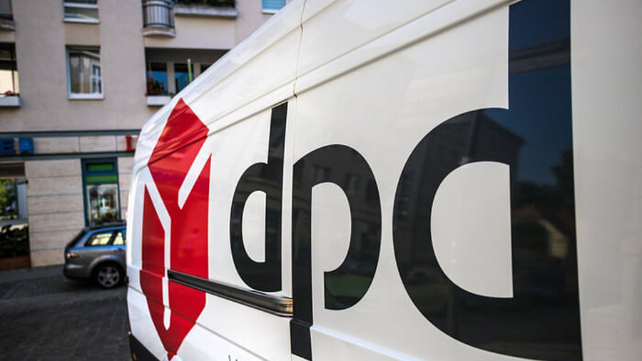 DPD Logo an Lieferfahrzeug