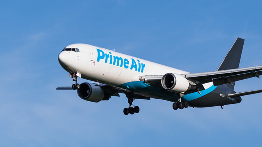 Flugzeug von Amazon Air vor blauem Himmel