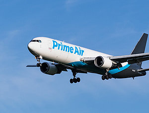 Flugzeug von Amazon Air vor blauem Himmel