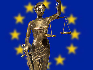 Justitia vor EU-Flagge