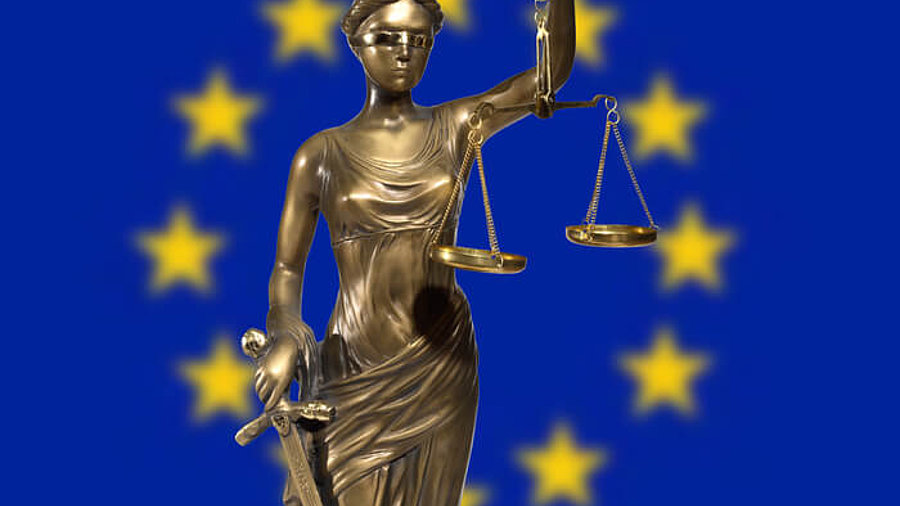 Justitia vor EU-Flagge