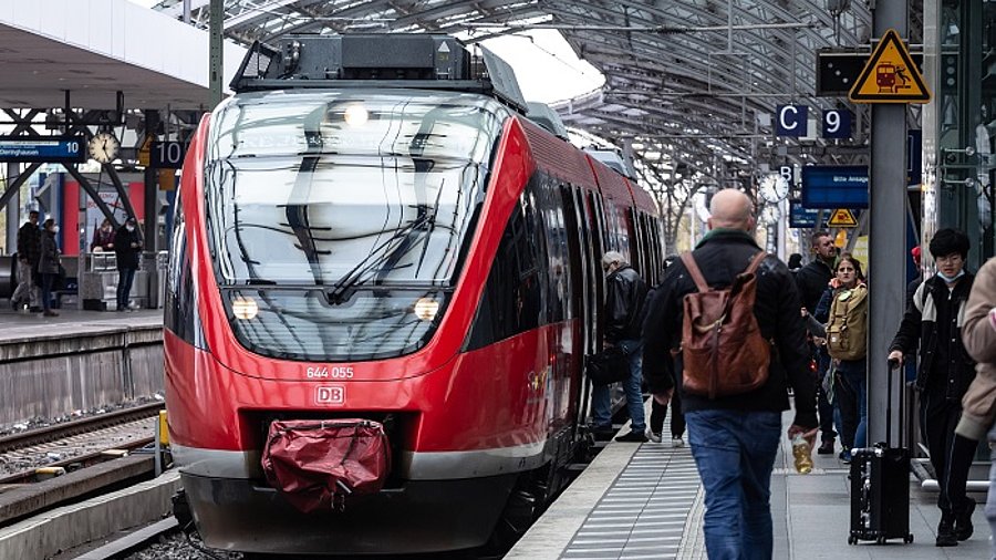 Zug der Deutschen Bahn am Bahnhof