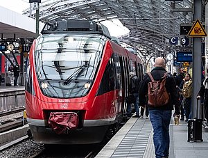 Zug der Deutschen Bahn am Bahnhof