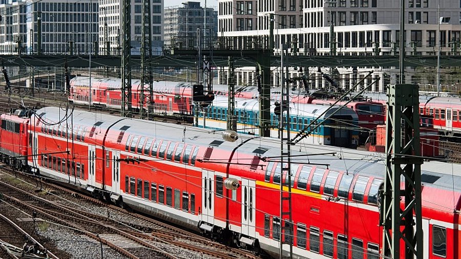 Züge der Deutschen Bahn auf Bahngleisen