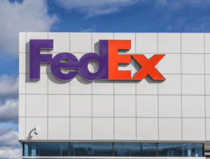 FedEx Logo an Gebäude