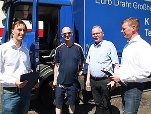 BGL Hauptgeschäftsführer Prof. Dr. Dirk Engelhardt (rechts) gemeinsam mit dem SPD-Bundestagsabgeordneten Udo Schiefner (2.v.re.)  bei einer Fahrerbefragung auf dem Autobahnrasthof Frechen Nord