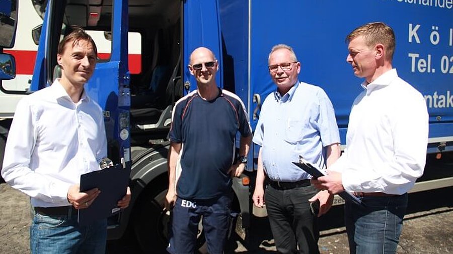 BGL Hauptgeschäftsführer Prof. Dr. Dirk Engelhardt (rechts) gemeinsam mit dem SPD-Bundestagsabgeordneten Udo Schiefner (2.v.re.)  bei einer Fahrerbefragung auf dem Autobahnrasthof Frechen Nord