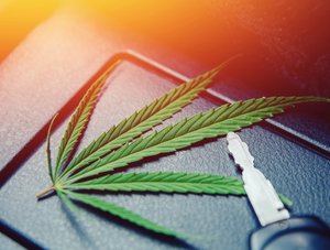 Cannabis-Blatt im Auto