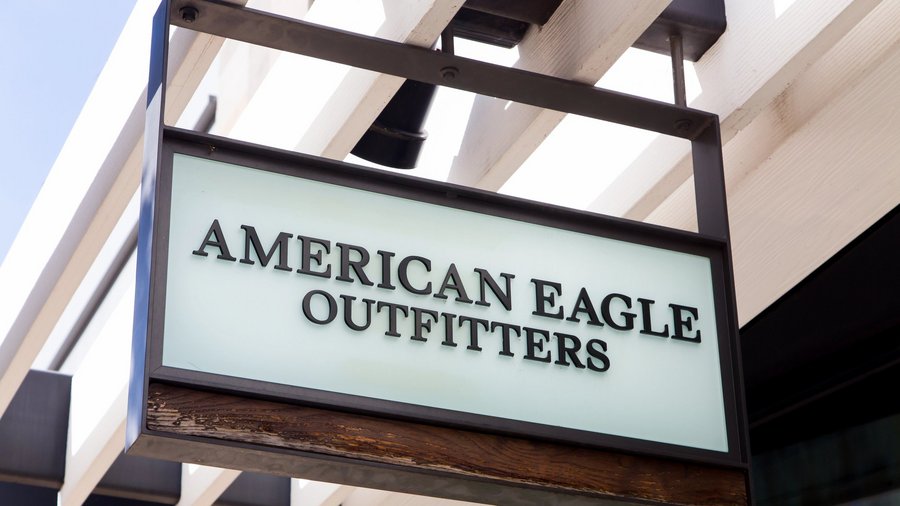 Logo des Unternehmens American Eagle Outftitters an einem Gebäude