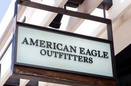 Logo des Unternehmens American Eagle Outftitters an einem Gebäude