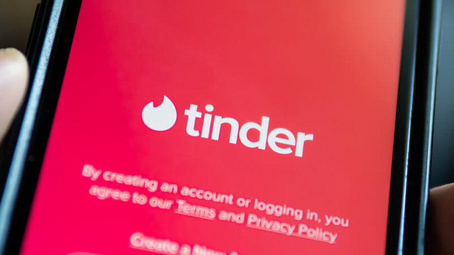 Logo der Dating-App Tinder auf einem Smartphone