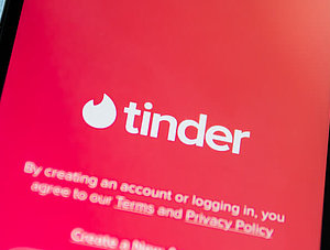 Logo der Dating-App Tinder auf einem Smartphone