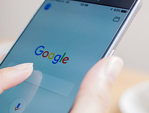 Google-Logo auf einem Smartphone-Display 