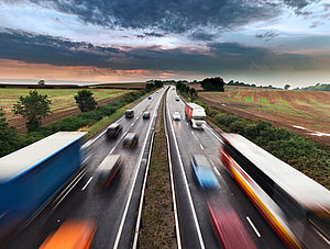 Lkw und Pkw auf Autobahn 